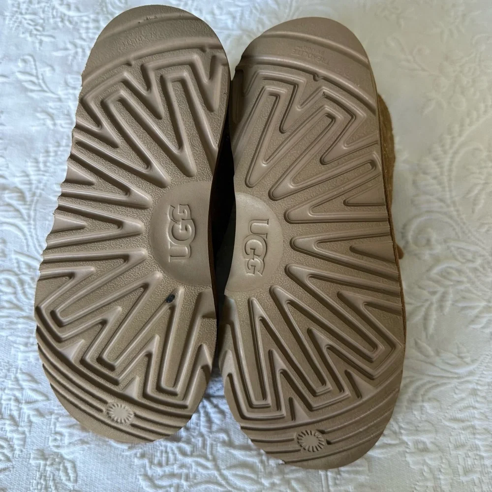 UGG Neumel Tan Patterned Lace-Up Boots NWOT size 5